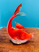 Load image into Gallery viewer, Paper weight siâp pysgodyn oren Gwydr Murano Retro o’r 60au / Retro orange fish shaped Murano Glass paper weight ftom the 60s
