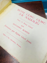 Load image into Gallery viewer, Llyfr plant ‘Betsi Clwc Clwc a’r Nadolig’ o 1960 / ‘Betsi Clwc Clwc a’r Nadolig’ children’s book from 1960
