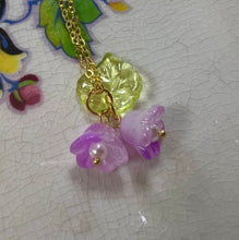 Load image into Gallery viewer, Mwclis blodau gwydr steil Vintage / Vintage style glass flower necklace
