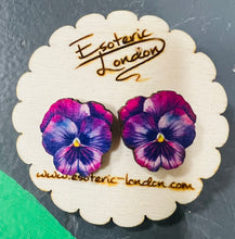 Load image into Gallery viewer, Clustlysau Pansi dyfrlliw piws / Purple watercolour Pansie earrings
