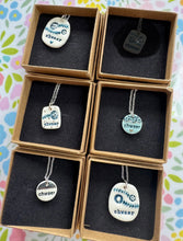 Load image into Gallery viewer, Mwclis unigryw ‘Chwaer’ seramig ac arian gan Tlysau / Unique seramic and silver ‘Chwaer’ necklace by Tlysau
