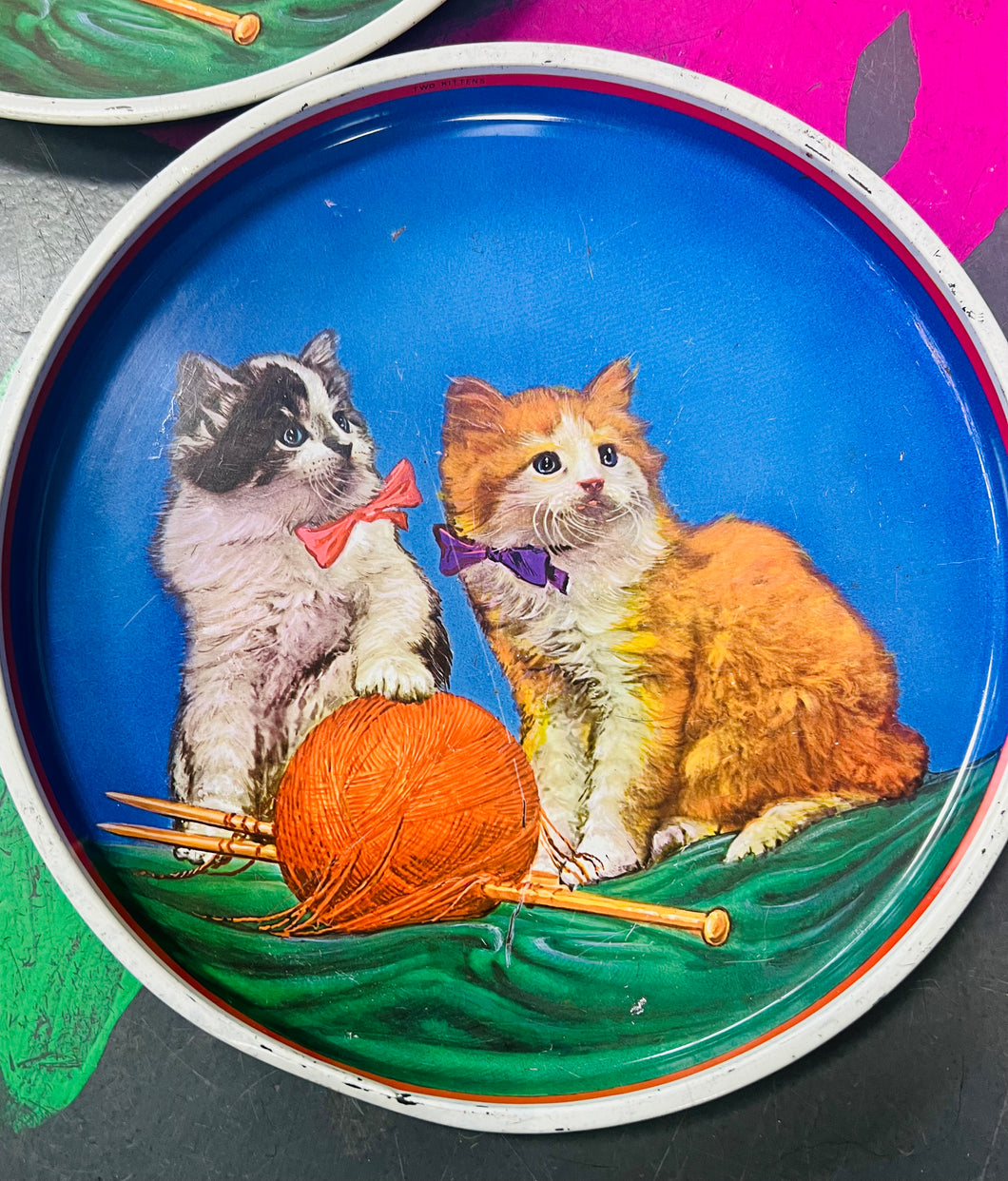 Hambwrdd tin dwy gath fach Vintage o’r 50au / Vintage two kittens tin tray from the 50s