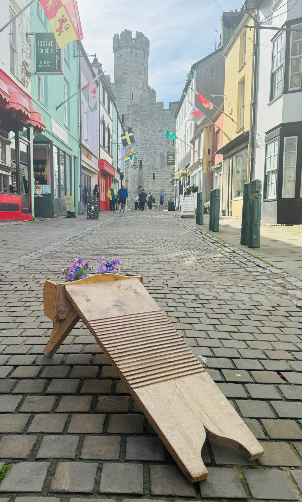 Washboard penlinio pren Hynafol a oedd yn cael ei ddefnyddio yn Ffrainc fel cosb / Antique wooden washboard kneeling device used for scrubbing clothes in France as a punishment