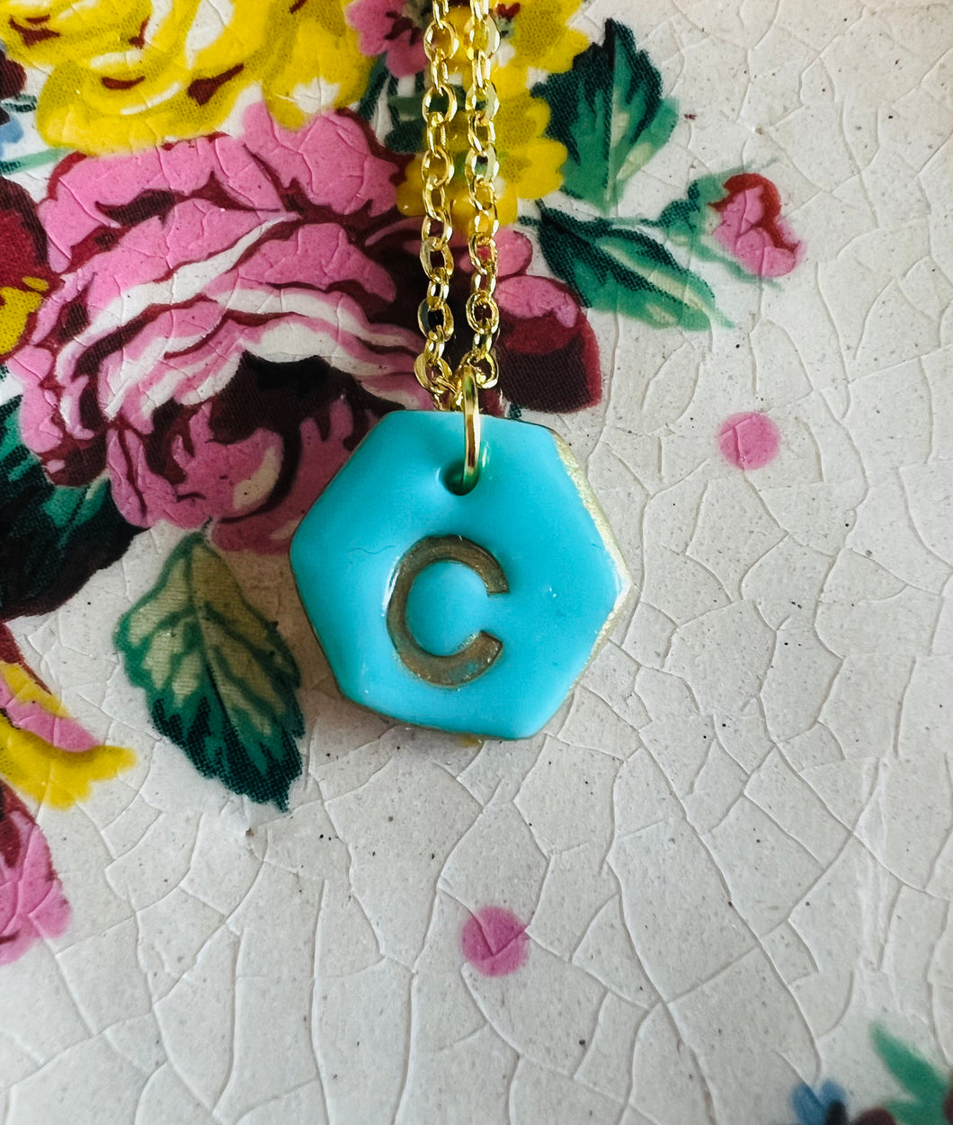 Mwclis Hexagon C aur / Hexagon gold C necklace