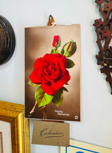 Load image into Gallery viewer, Calendr wal Vintage rhosen coch o 1934 heb ei ddefnyddio / Vintage 1934 red rose wall calendar that’s never been used
