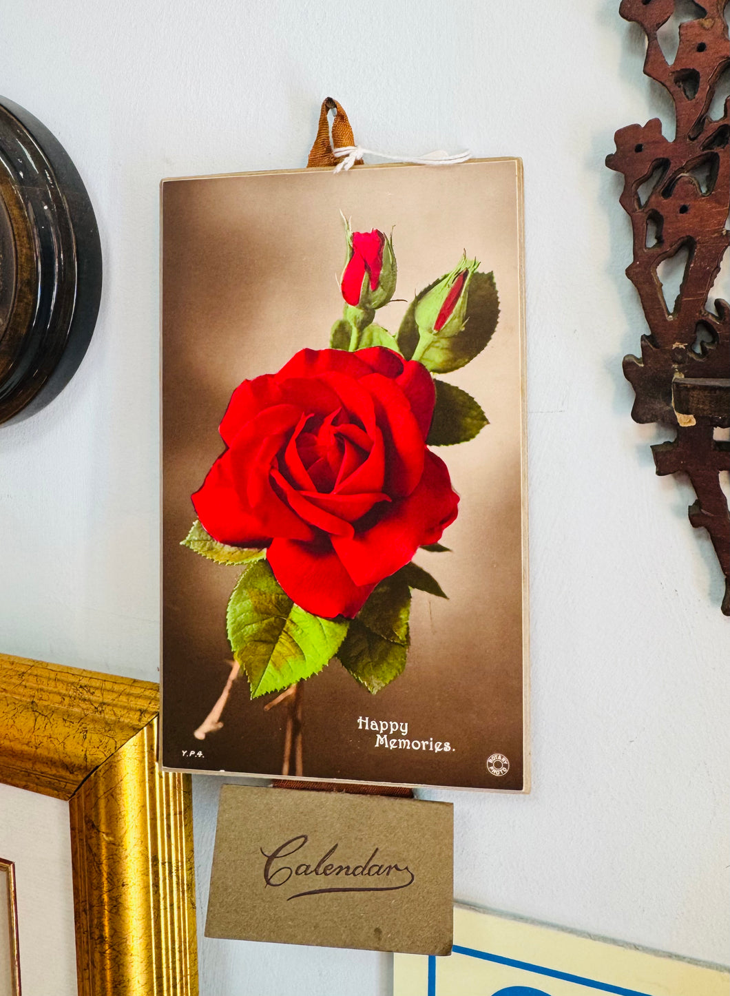 Calendr wal Vintage rhosen coch o 1934 heb ei ddefnyddio / Vintage 1934 red rose wall calendar that’s never been used