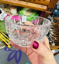Load image into Gallery viewer, Powlen wydr crisial Vintage bychan / Small Vintage crystal glass bowl
