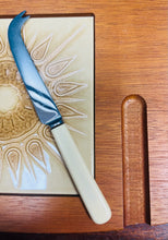 Load image into Gallery viewer, Bwrdd a chyllell caws Retro teak a teilsen o ganol y ganrif ddiwethaf / Mid Century Retro teak and tile cheese board with knife
