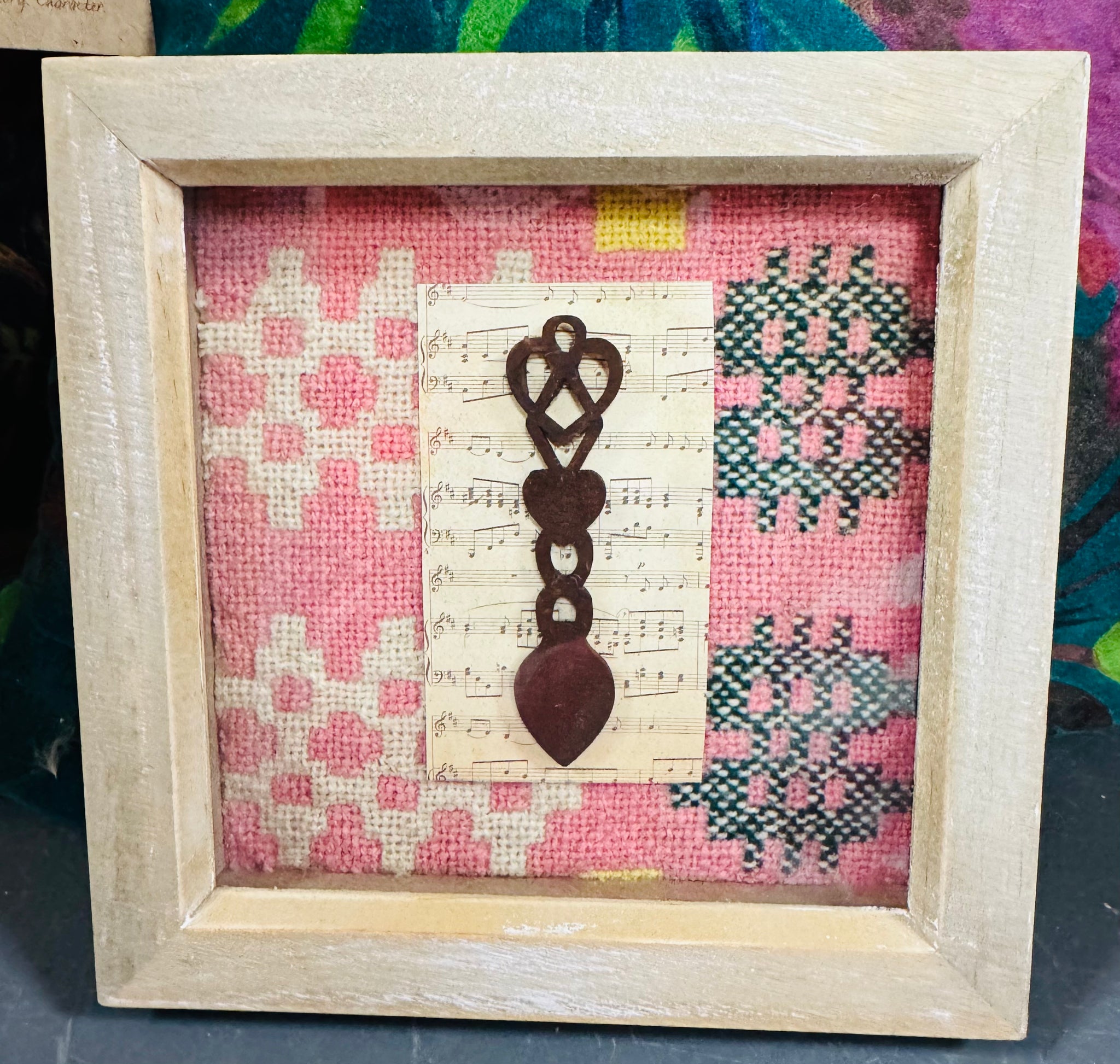Ffrâm brethyn Cymreig pinc a llwy garu pren / Pink Welsh tapestry and ...