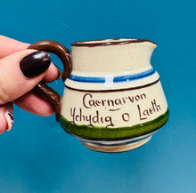 Load image into Gallery viewer, Jwg Retro Torquay Ware fechan ‘Caernarvon Ychydyg o Laeth’ / Small ‘Caernarvon Ychydyg o Laeth’ Retro Torquay Ware jug
