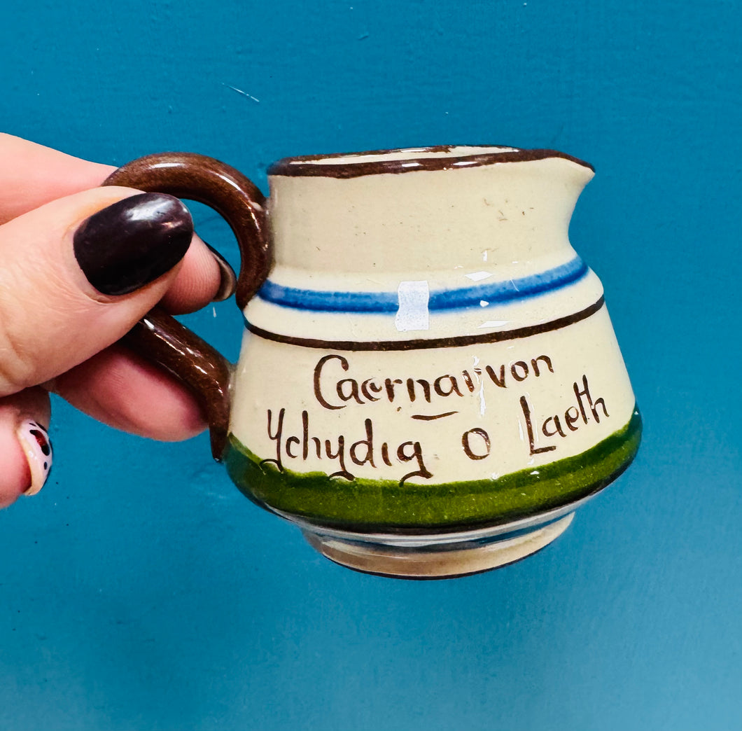 Jwg Retro Torquay Ware fechan ‘Caernarvon Ychydyg o Laeth’ / Small ‘Caernarvon Ychydyg o Laeth’ Retro Torquay Ware jug