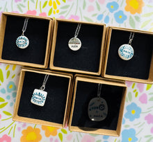 Load image into Gallery viewer, Mwclis unigryw ‘Nain’ seramig ac arian gan Tlysau / Unique seramic and silver ‘Nain’ necklace by Tlysau

