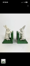 Load image into Gallery viewer, Daliwr llyfrau cast iron siâp cwningod gwyn / Cast iron rabbit shaped book ends
