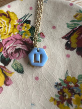 Load image into Gallery viewer, Mwclis Hexagon Ll aur / Hexagon gold Ll necklace
