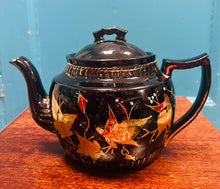 Load image into Gallery viewer, Tebot Victoraidd du Hynafol gyda iddew aur wedi ei beintio â llaw / Antique Victorian black teapot with hand painted gold ivy
