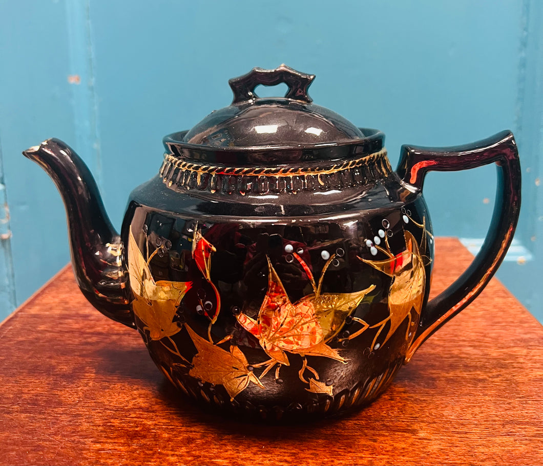 Tebot Victoraidd du Hynafol gyda iddew aur wedi ei beintio â llaw / Antique Victorian black teapot with hand painted gold ivy