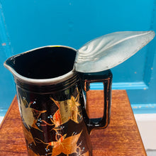 Load image into Gallery viewer, Pot dŵr poeth mawr Victoraidd du Hynafol gyda iddew aur wedi ei beintio â llaw a chaead pewter / Antique Victorian black large hit water pot with hand painted gold ivy and pewter lid
