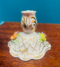 Load image into Gallery viewer, Canhwyllbren Vintage seramig blodeuog ac aur / Vintage floral and gold ceramic candlestick
