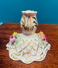 Load image into Gallery viewer, Canhwyllbren Vintage seramig blodeuog ac aur / Vintage floral and gold ceramic candlestick
