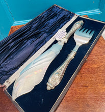 Load image into Gallery viewer, Set cerfio a gweini pysgod Fictoraidd Sterling Silver o 1880 / Victorian Sterling Silver fish carving and serving set from 1880
