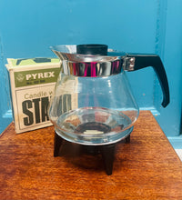 Load image into Gallery viewer, Set jwg coffi a stand cnesu Pyrex Retro o’r 60au / Retro Pyrex coffee pot and candle warmer stand set from the 60s
