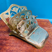 Load image into Gallery viewer, Daliwr llythyrau Brass Almaenig Hynafol steil Art Nouveau (1890-1910) sydd yn plygu, gyda lle i gadw stamps yn y ffrynt / Antique German Art Nouveau (1890-1910) folding Brass letter rack with a compartment to hold stamps in the front
