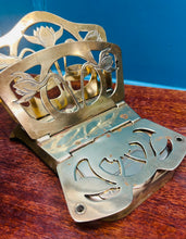 Load image into Gallery viewer, Daliwr llythyrau Brass Almaenig Hynafol steil Art Nouveau (1890-1910) sydd yn plygu, gyda lle i gadw stamps yn y ffrynt / Antique German Art Nouveau (1890-1910) folding Brass letter rack with a compartment to hold stamps in the front
