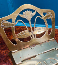 Load image into Gallery viewer, Daliwr llythyrau Brass Almaenig Hynafol steil Art Nouveau (1890-1910) sydd yn plygu, gyda lle i gadw stamps yn y ffrynt / Antique German Art Nouveau (1890-1910) folding Brass letter rack with a compartment to hold stamps in the front
