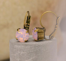 Load image into Gallery viewer, Clustlysau drop Crisial Pinc golau / Light pink Crystal drop Earrings
