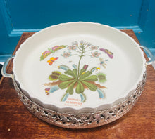 Load image into Gallery viewer, Plat quiche / flan Portmeirion Vintage mewn stand Silver Plated gyda handlenni / Vintage Portmeirion flan / quiche plate in a silver plated stand with handles
