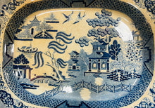 Load image into Gallery viewer, Plat gweini cig Willow Pattern glas a Gwyn mawr Hynafol / Large Antique blue and white Willow Pattern meat serving plate
