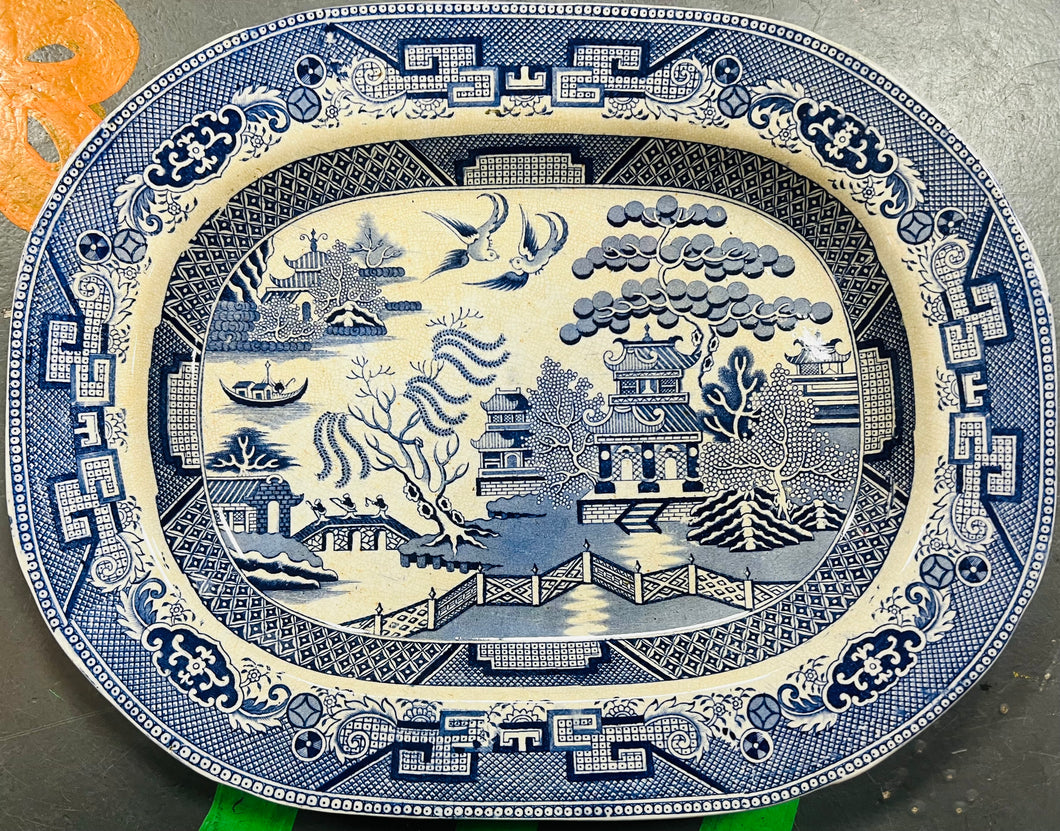 Plat gweini cig Willow Pattern glas a Gwyn mawr Hynafol / Large Antique blue and white Willow Pattern meat serving plate