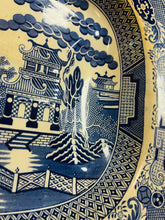 Load image into Gallery viewer, Plat gweini cig Willow Pattern glas a Gwyn mawr Hynafol Prin gyda phant ar gyfer y greifi / Rare Large Antique blue and white Willow Pattern meat serving plate with gravy well
