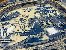 Load image into Gallery viewer, Plat gweini cig Willow Pattern glas a Gwyn mawr Hynafol Prin gyda phant ar gyfer y greifi / Rare Large Antique blue and white Willow Pattern meat serving plate with gravy well
