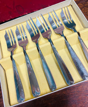 Load image into Gallery viewer, Set o 6 ffyrc teisen Vintage yn eu bocs gwreiddiol / Set of 6 Vintage cake forks in their original box

