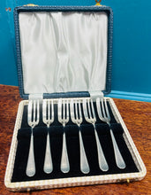 Load image into Gallery viewer, Set o 6 ffyrc teisen Vintage yn eu bocs gwreiddiol / Set of 6 Vintage cake forks in their original box
