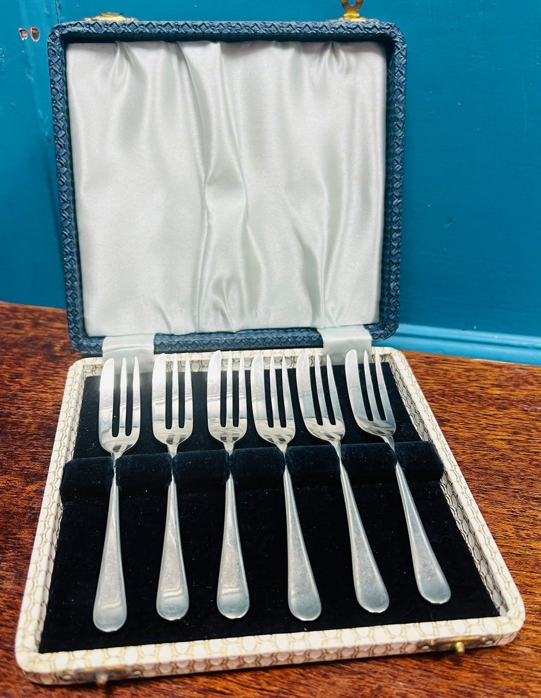 Set o 6 ffyrc teisen Vintage yn eu bocs gwreiddiol / Set of 6 Vintage cake forks in their original box