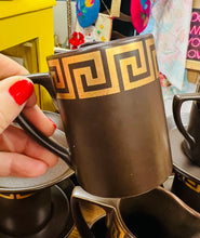 Load image into Gallery viewer, Set coffi Retro brown 6 cwpan a soser, powlen siwgr a jwg lefrith ‘Greek Key’ Portmeirion o’r 60au / Retro Portmeirion ‘Greek Key’ coffee set of 6 brown cup and saucers, sugar bowl and milk jug from the 60s
