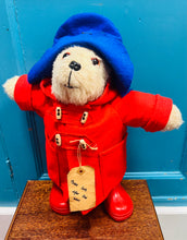 Load image into Gallery viewer, Paddington Bear Vintage ‘Mothercare’ o’r 70au yn ei welis coch a gyda’i dag gwreiddiol / Vintage ‘Mothercare’ Paddington Bear from the 70s in his original red wellies and with his tag
