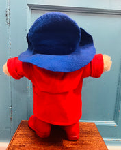 Load image into Gallery viewer, Paddington Bear Vintage ‘Mothercare’ o’r 70au yn ei welis coch a gyda’i dag gwreiddiol / Vintage ‘Mothercare’ Paddington Bear from the 70s in his original red wellies and with his tag
