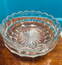 Load image into Gallery viewer, Bowlen Treiffl Wydr trwm Vintage / Vintage heavy Glass Trifle Bowl
