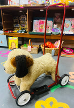 Load image into Gallery viewer, Tegan ‘Push Along’ ‘Blue Ribbon Playthings’ Retro o 1974 siâp ci ar olwynion / Retro ‘Blue Ribbon Playthings’ dog shaped Pull Allong toy on wheels from 1974
