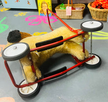 Load image into Gallery viewer, Tegan ‘Push Along’ ‘Blue Ribbon Playthings’ Retro o 1974 siâp ci ar olwynion / Retro ‘Blue Ribbon Playthings’ dog shaped Pull Allong toy on wheels from 1974
