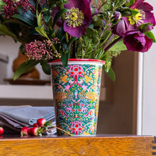 Load image into Gallery viewer, Canhwyll Clementine a Clove mewn cwpan ‘fine china’ Paun &amp; Adar William Morris / William Morris Clementine &amp; Clove Scented Candle in a Peacock &amp; Bird fine china tumbler
