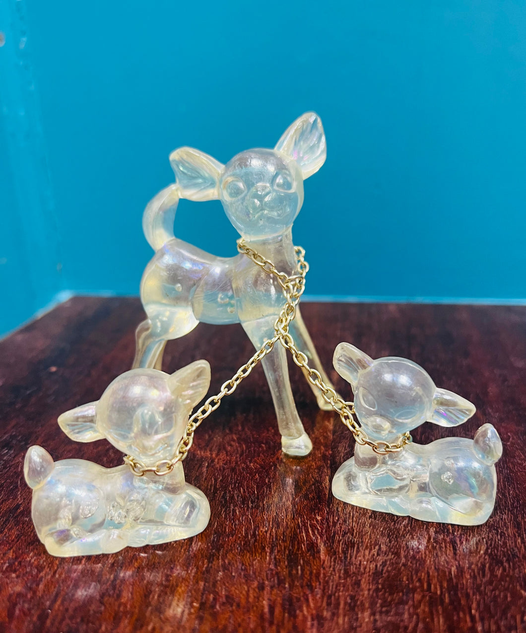 Carw a babis Lucite clir Vintage Kitsch mewn cadwyni o’r 60au / Vintage Kitsch clear Lucite Deer and babies in chain from the 60s