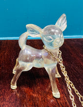Load image into Gallery viewer, Carw a babis Lucite clir Vintage Kitsch mewn cadwyni o’r 60au / Vintage Kitsch clear Lucite Deer and babies in chain from the 60s
