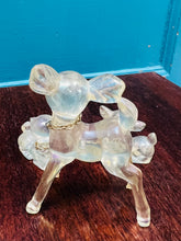 Load image into Gallery viewer, Carw a babis Lucite clir Vintage Kitsch mewn cadwyni o’r 60au / Vintage Kitsch clear Lucite Deer and babies in chain from the 60s
