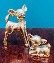 Load image into Gallery viewer, Carw a babi plastic arian Vintage Kitsch mewn cadwyni o’r 60au / Vintage Kitsch plastc silver Deer and baby in chain from the 60s
