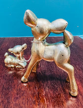Load image into Gallery viewer, Carw a babi plastic arian Vintage Kitsch mewn cadwyni o’r 60au / Vintage Kitsch plastc silver Deer and baby in chain from the 60s
