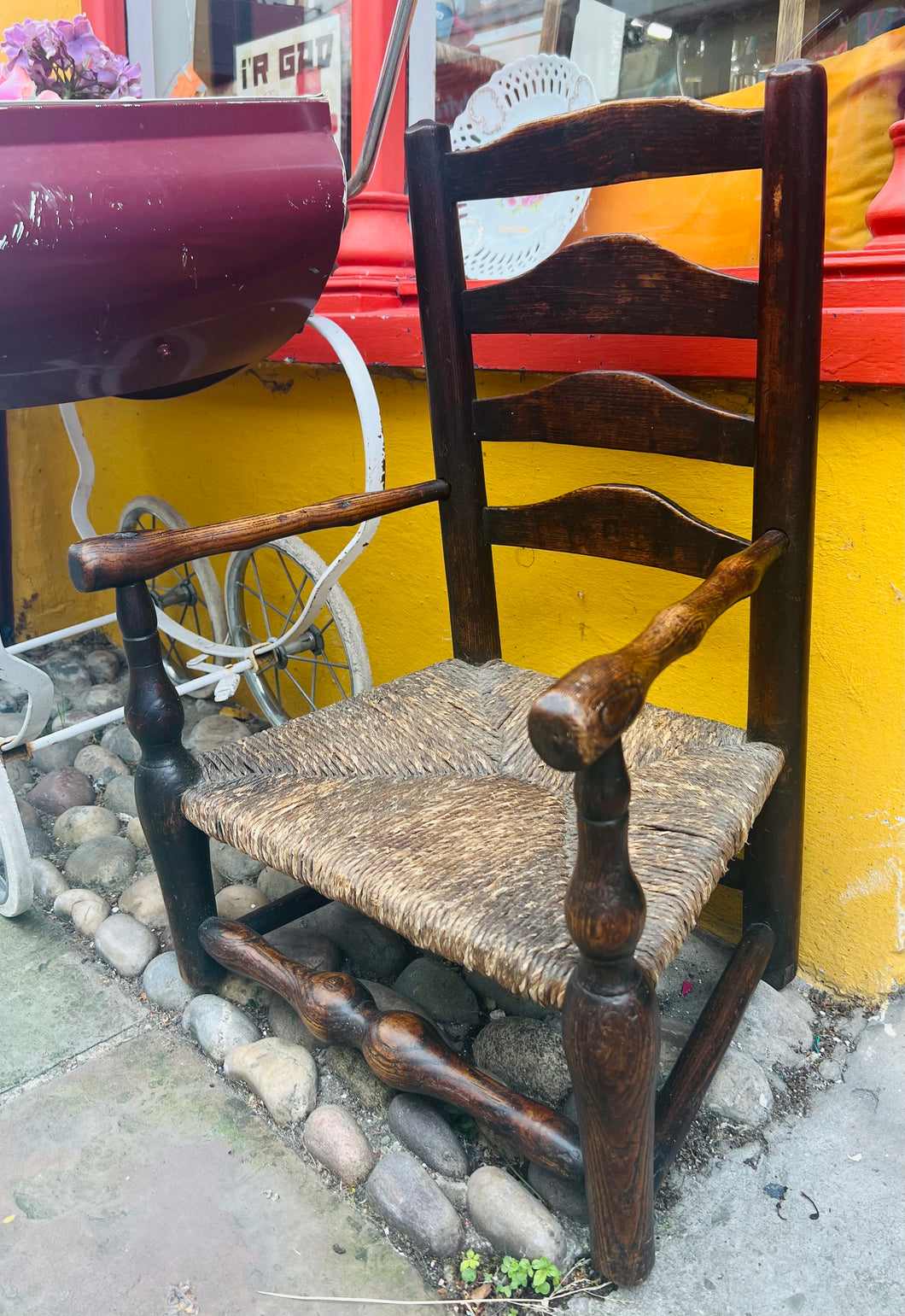 Cadair Bren a ‘Rush’ Plentyn Bach Vintage o’r oes Edwardaidd / Edwardian Vintage Wooden and Rush Child’s Nursery Chair
